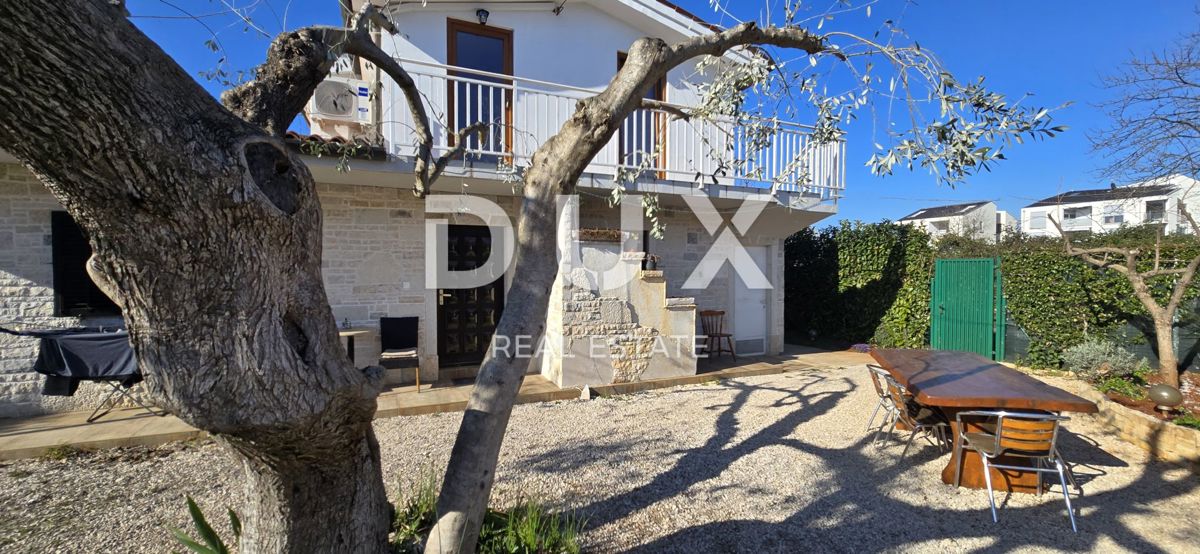 ISTRIA, UMAGO - Casa in pietra ristrutturata con 4 unità, a soli 200 m dal mare!