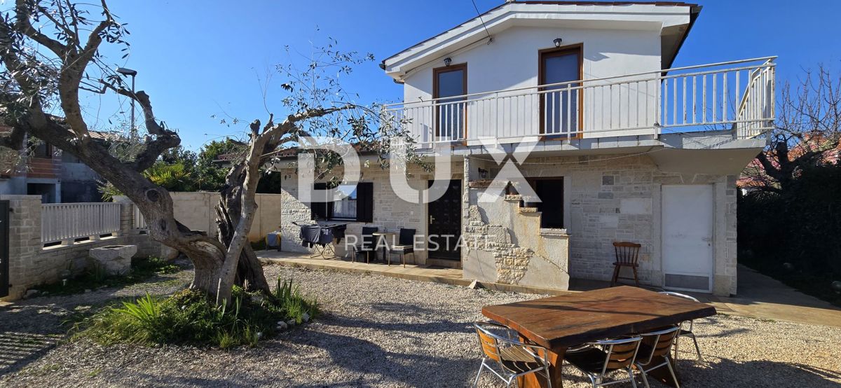 ISTRIA, UMAGO - Casa in pietra ristrutturata con 4 unità, a soli 200 m dal mare!
