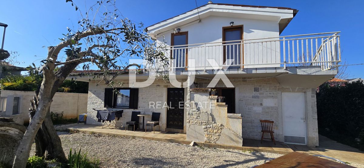 ISTRIA, UMAGO - Casa in pietra ristrutturata con 4 unità, a soli 200 m dal mare!