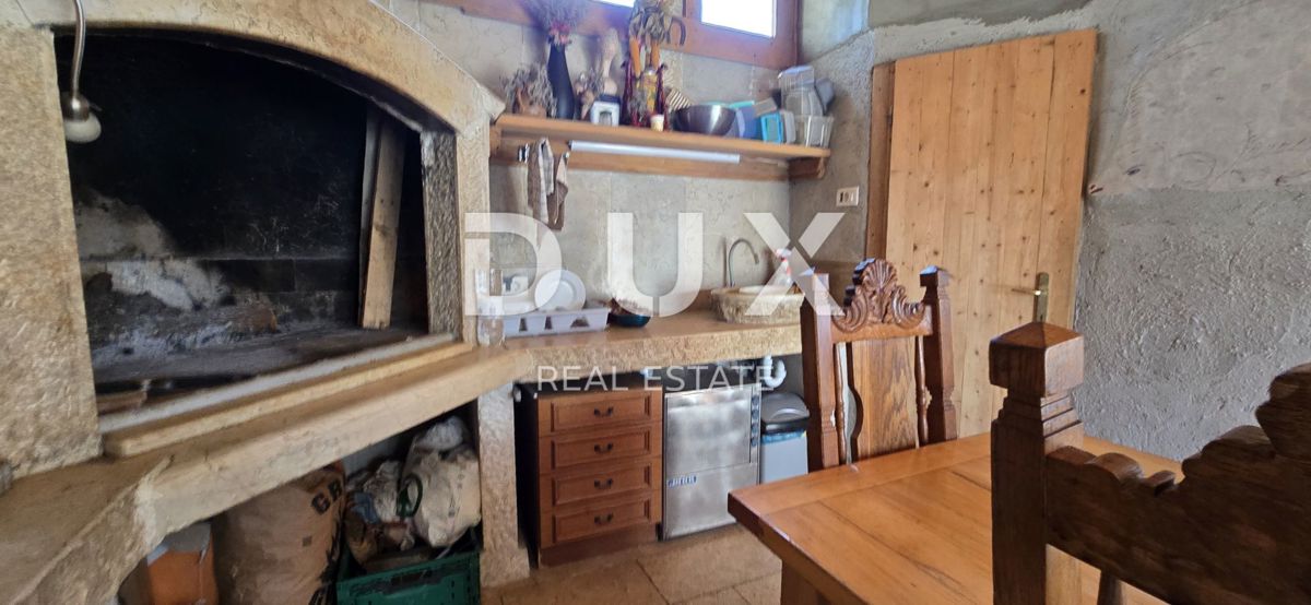 ISTRIA, UMAGO - Casa in pietra ristrutturata con 4 unità, a soli 200 m dal mare!