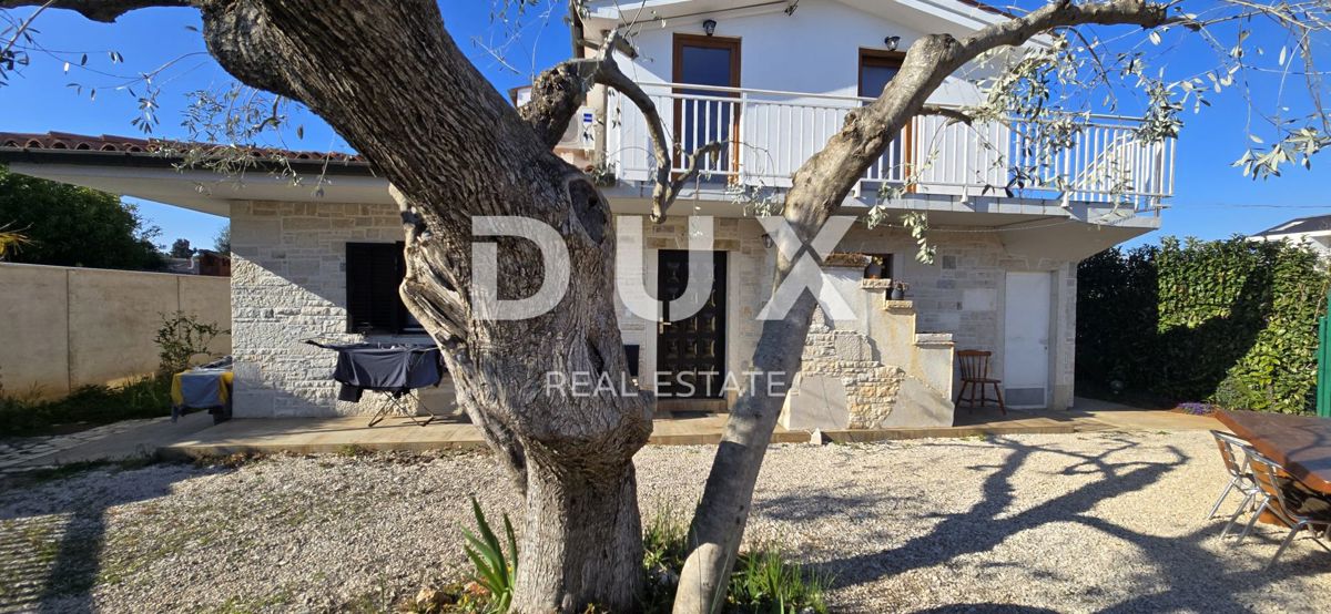 ISTRIA, UMAGO - Casa in pietra ristrutturata con 4 unità, a soli 200 m dal mare!