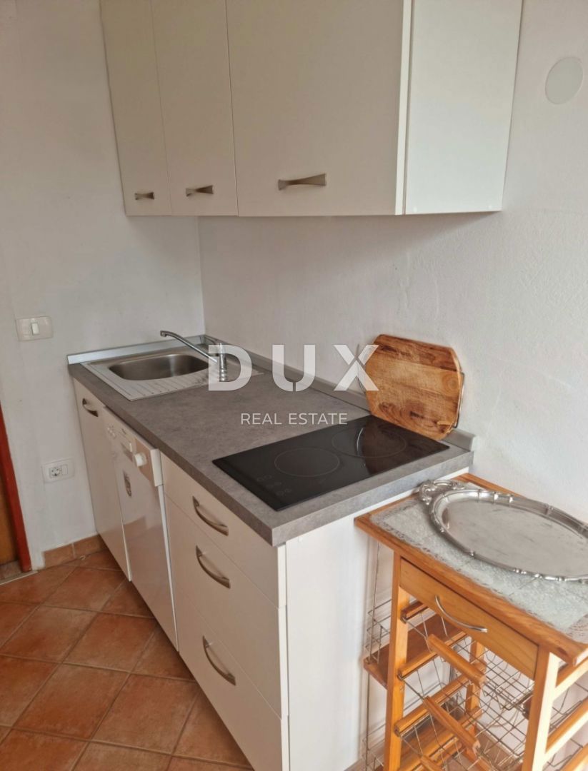 ISTRIA, UMAGO - Casa in pietra ristrutturata con 4 unità, a soli 200 m dal mare!