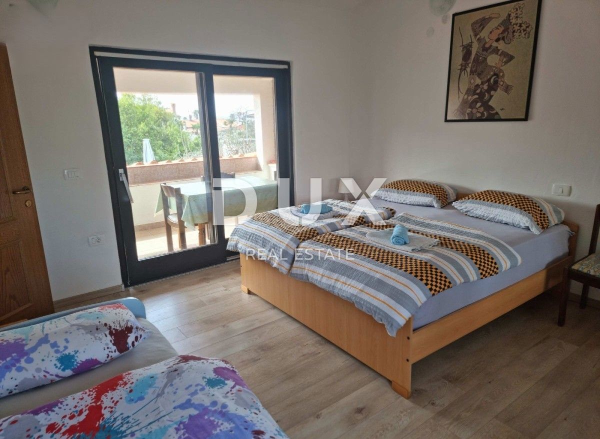 ISTRIA, UMAGO - Casa in pietra ristrutturata con 4 unità, a soli 200 m dal mare!