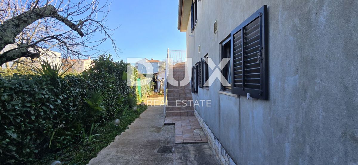 ISTRIA, UMAGO - Casa in pietra ristrutturata con 4 unità, a soli 200 m dal mare!