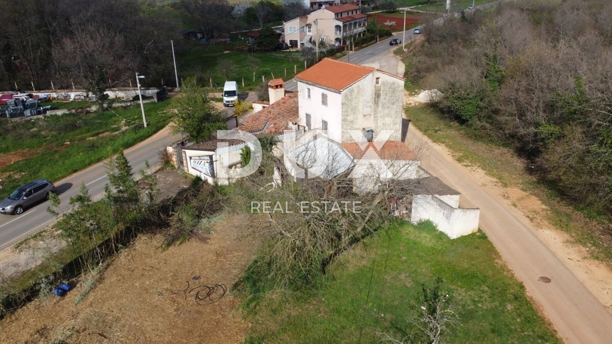 ISTRIA, PARENZO - Locale commerciale con terreno edificabile