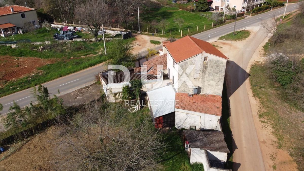 ISTRIA, PARENZO - Locale commerciale con terreno edificabile