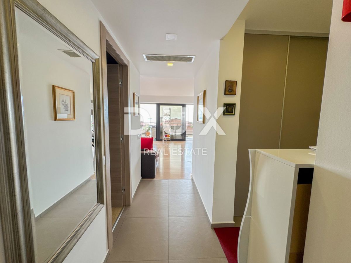ABBAZIA, CENTRO - splendido appartamento con terrazza e posto auto in garage con fantastica vista mare, PISCINA!