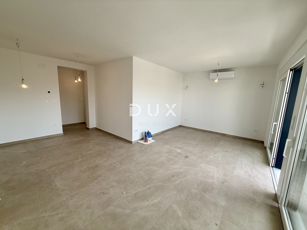 CRIKVENICA, DRAMALJ - Appartamento su due piani con piscina in un nuovo edificio a soli 300 metri dal mare!