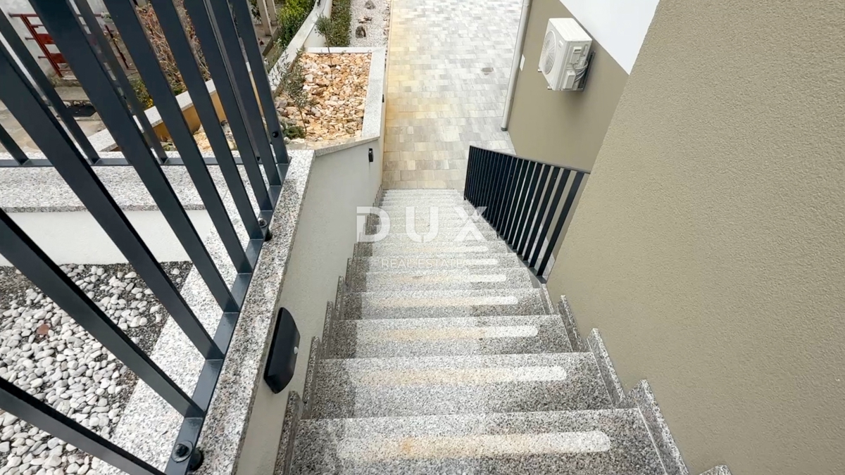 CRIKVENICA, DRAMALJ - Appartamento su due piani con piscina in un nuovo edificio a soli 300 metri dal mare!