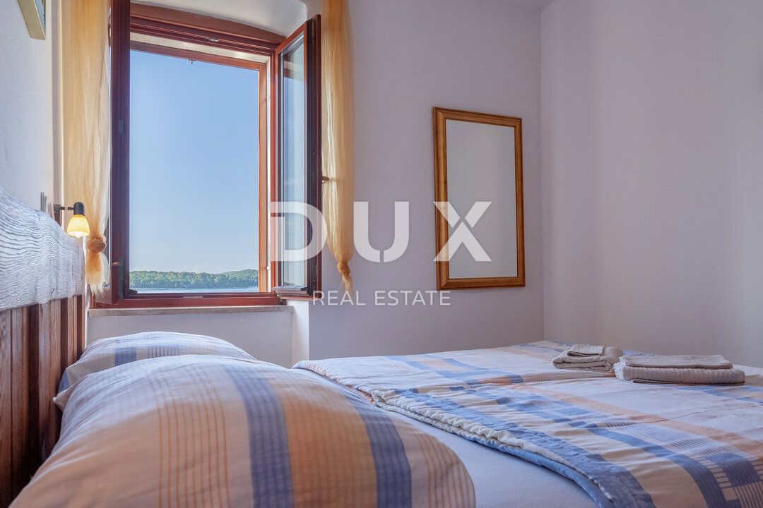 ISTRIA, ROVIGNO - Appartamento con 1 camera da letto e 1 bagno situato in prima fila sul mare con spiaggia privata