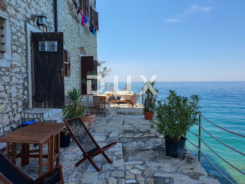 ISTRIA, ROVIGNO - Appartamento con 1 camera da letto e 1 bagno situato in prima fila sul mare con spiaggia privata