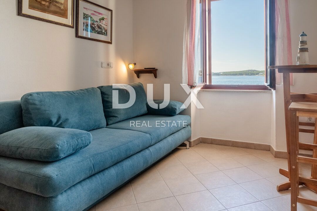 ISTRIA, ROVIGNO - Appartamento con 1 camera da letto e 1 bagno situato in prima fila sul mare con spiaggia privata