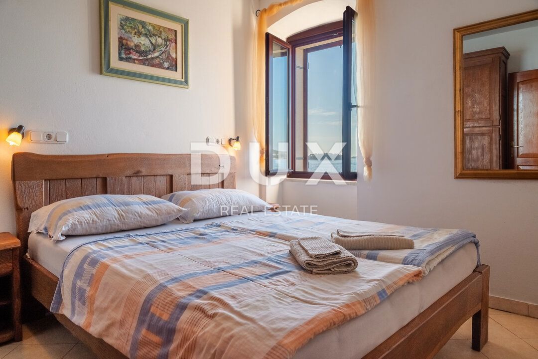 ISTRIA, ROVIGNO - Appartamento con 1 camera da letto e 1 bagno situato in prima fila sul mare con spiaggia privata