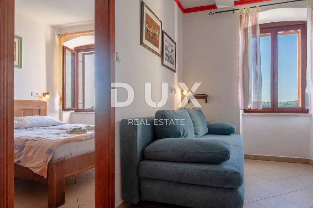 ISTRIA, ROVIGNO - Appartamento con 1 camera da letto e 1 bagno situato in prima fila sul mare con spiaggia privata