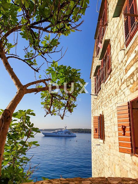 ISTRIA, ROVIGNO - Appartamento con 1 camera da letto e 1 bagno situato in prima fila sul mare con spiaggia privata