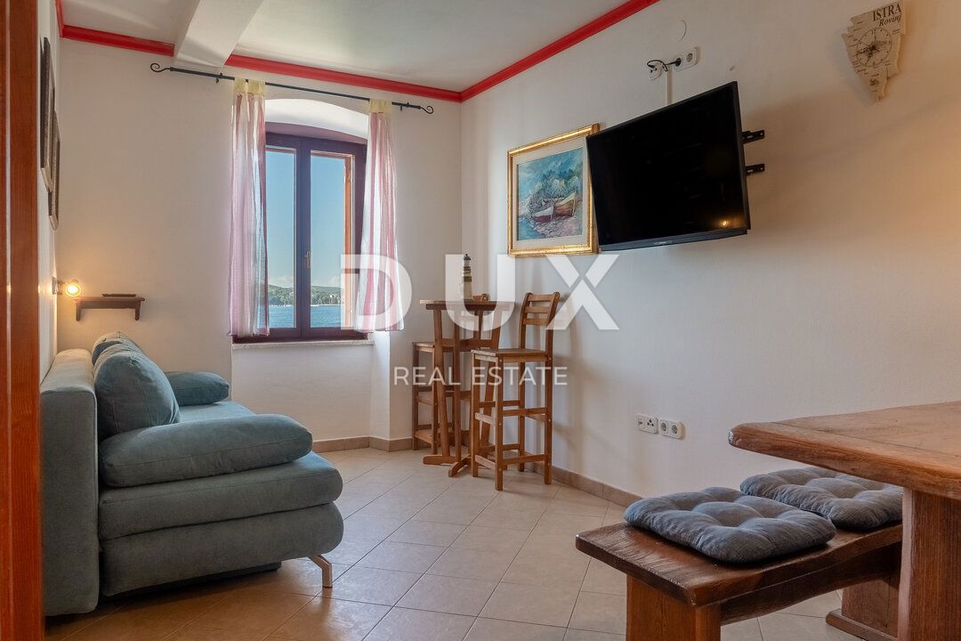 ISTRIA, ROVIGNO - Appartamento con 1 camera da letto e 1 bagno situato in prima fila sul mare con spiaggia privata