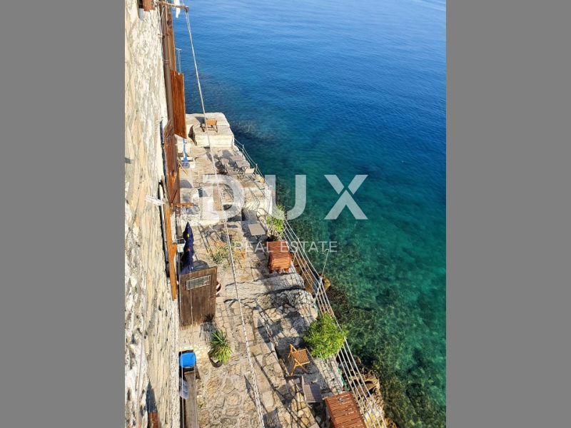 ISTRIA, ROVIGNO - Appartamento con 1 camera da letto e 1 bagno situato in prima fila sul mare con spiaggia privata
