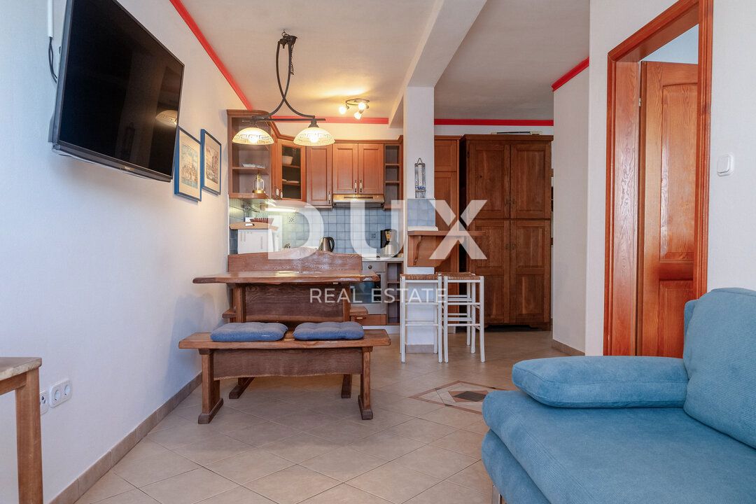 ISTRIA, ROVIGNO - Appartamento con 1 camera da letto e 1 bagno situato in prima fila sul mare con spiaggia privata