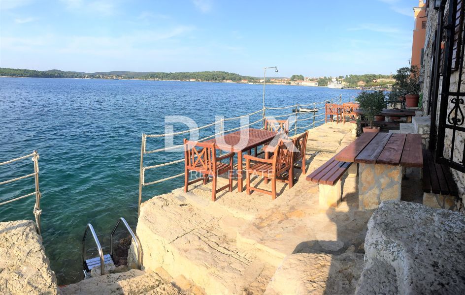 ISTRIA, ROVIGNO - Appartamento con 1 camera da letto e 1 bagno situato in prima fila sul mare con spiaggia privata
