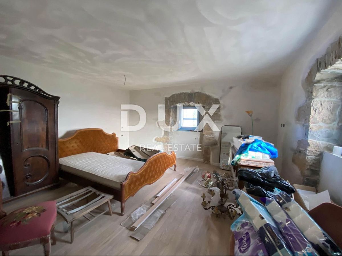 ISTRIA, DRAGUĆ - due case + 3.265 m2 di terreno edificabile con 6 case progettate! OPPORTUNITÀ!