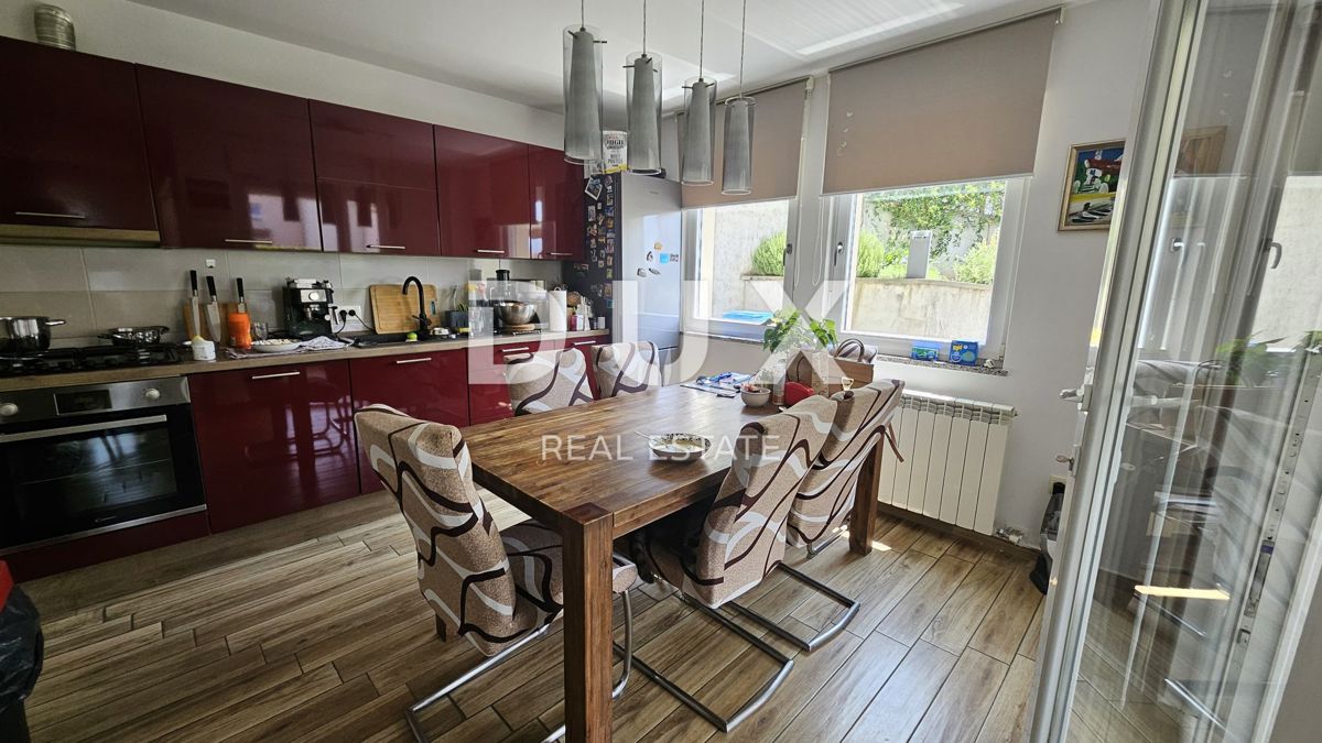 KASTAV - nuovo edificio, bellissimo appartamento di 111 m2 con 3 camere da letto + soggiorno e giardino