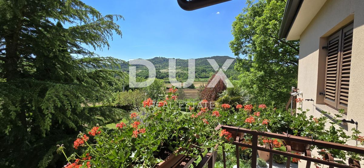 ISTRIA, PAZIN - Casa familiare immersa nella natura con un giardino curato, vista sul verde