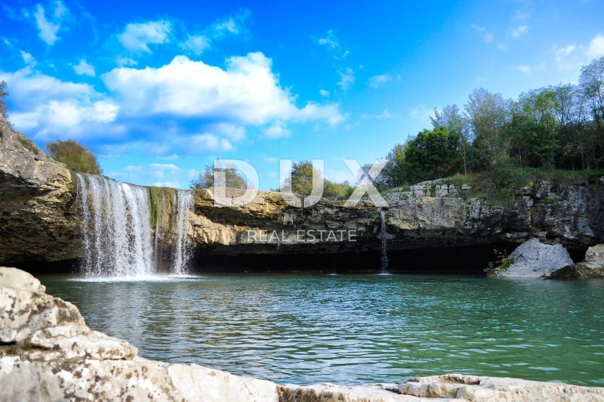 ISTRIA, PAZIN - Casa familiare immersa nella natura con un giardino curato, vista sul verde