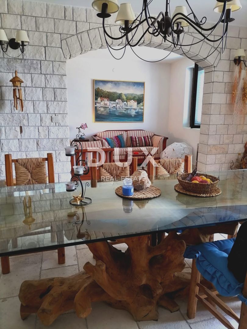ISOLA DI ŠOLTA - Bellissima casa in pietra con vista mare