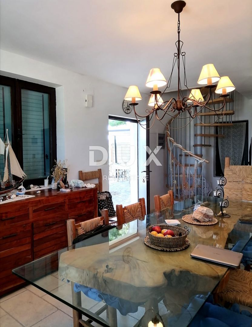 ISOLA DI ŠOLTA - Bellissima casa in pietra con vista mare
