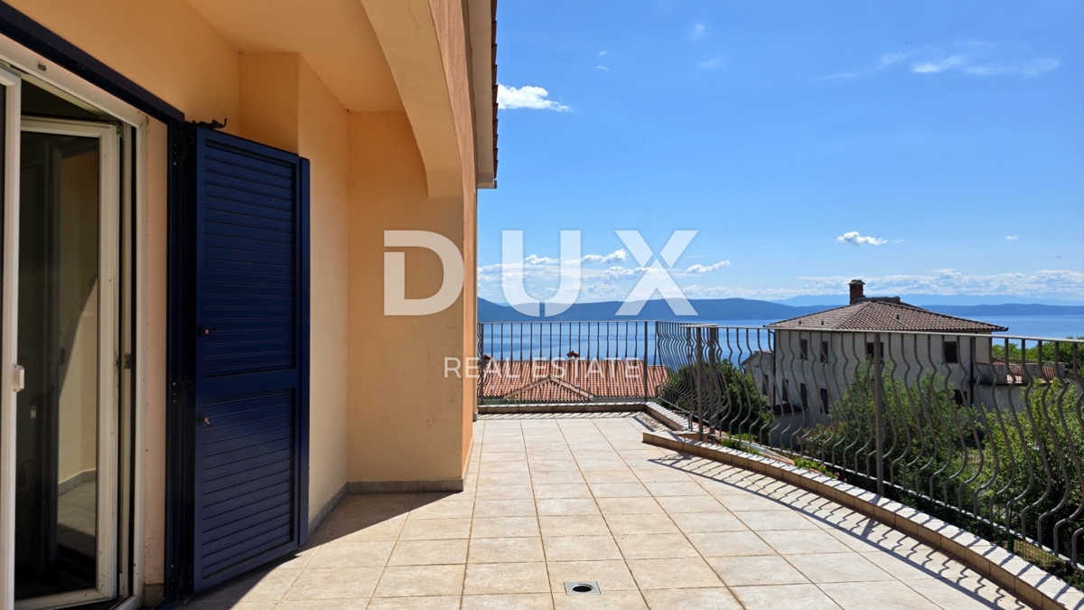 ISTRIA, LABIN - Spaziosa casa con piscina e vista mare