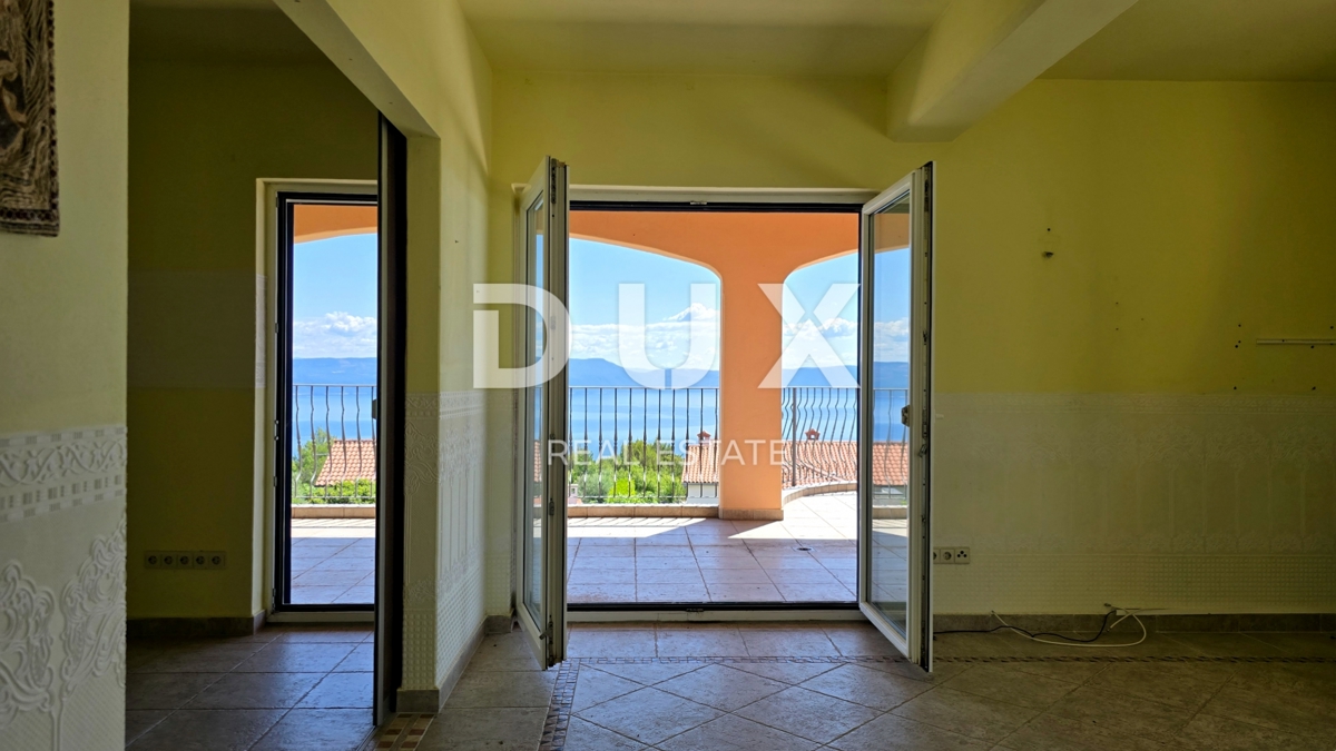ISTRIA, LABIN - Spaziosa casa con piscina e vista mare