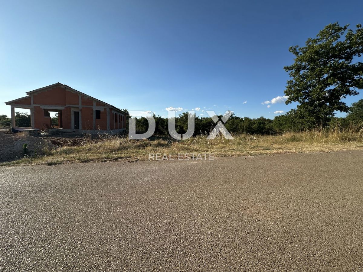 GALOVAC - Terreno edificabile 800 m² - Sgomberato - Vialetto d'accesso asfaltato!