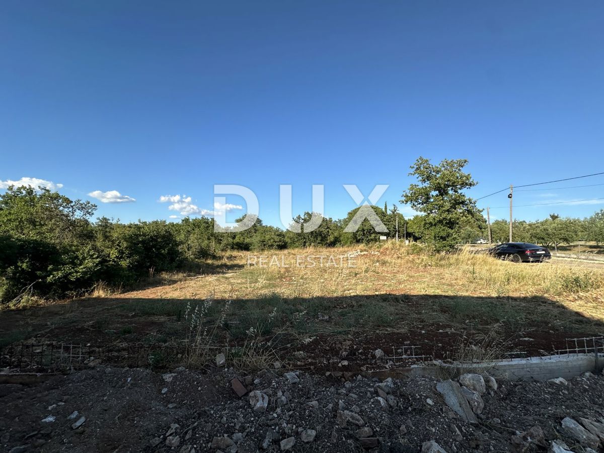 GALOVAC - Terreno edificabile 800 m² - Sgomberato - Vialetto d'accesso asfaltato!