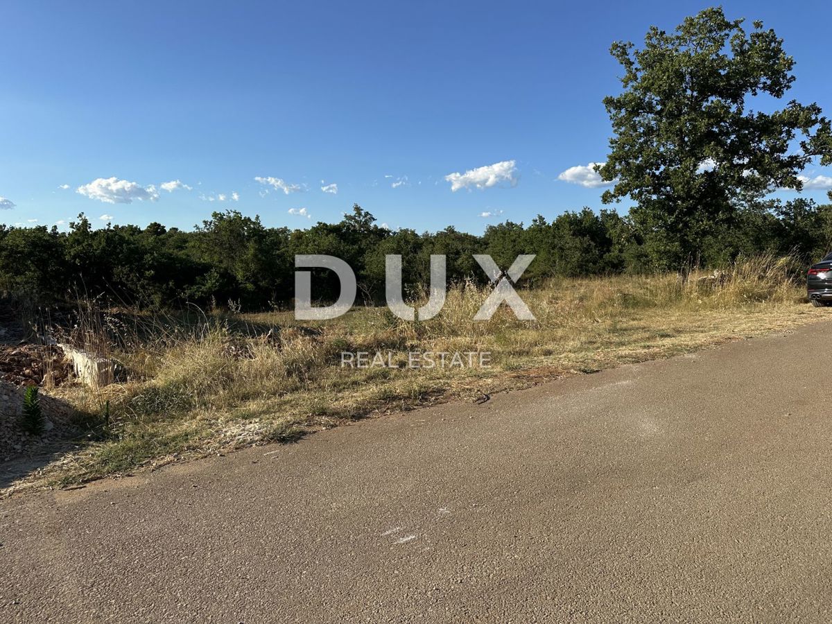 GALOVAC - Terreno edificabile 800 m² - Sgomberato - Vialetto d'accesso asfaltato!