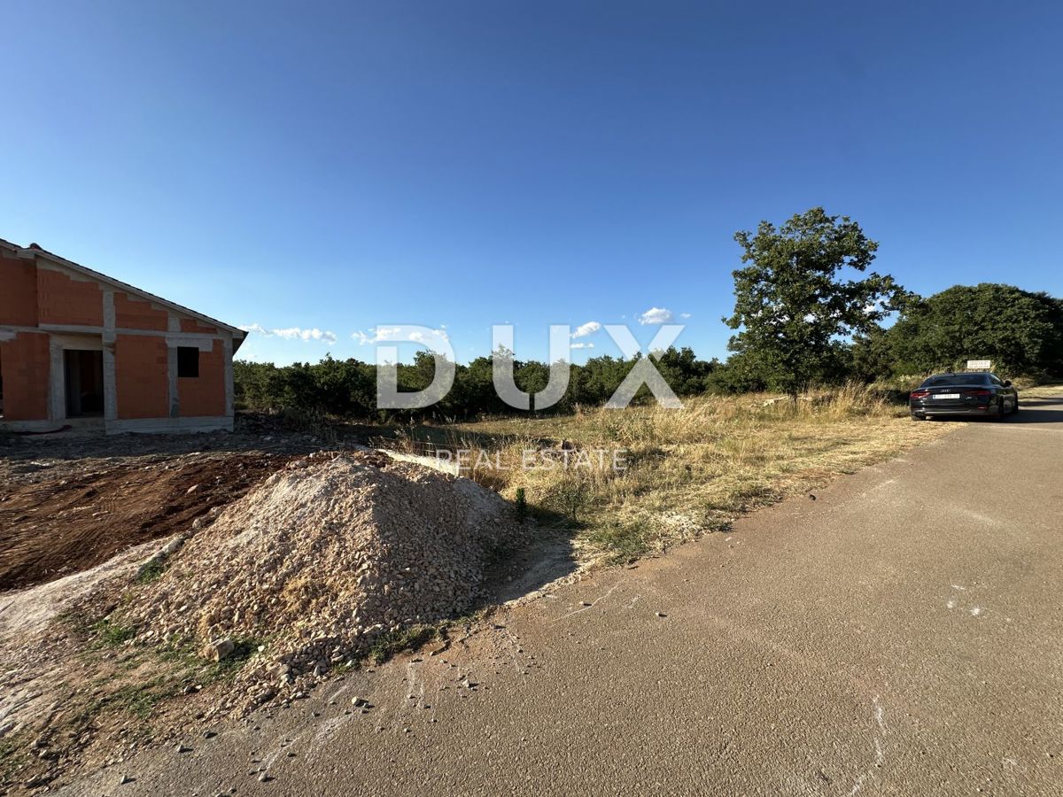 GALOVAC - Terreno edificabile 800 m² - Sgomberato - Vialetto d'accesso asfaltato!