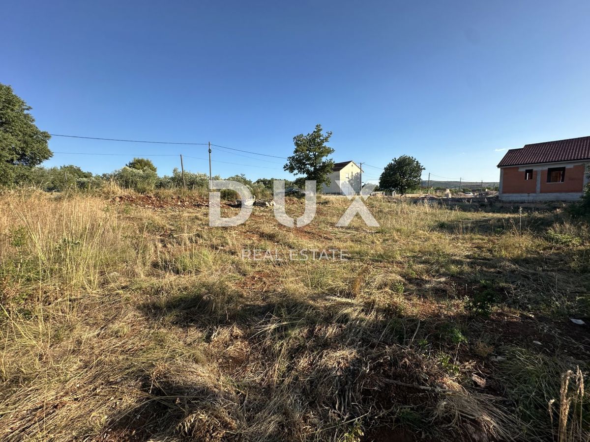 GALOVAC - Terreno edificabile 800 m² - Sgomberato - Vialetto d'accesso asfaltato!