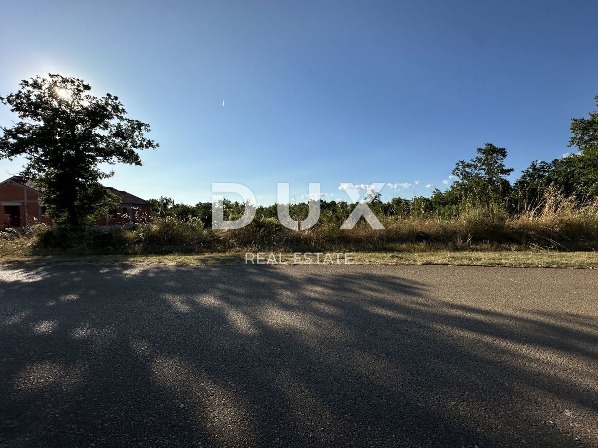 GALOVAC - Terreno edificabile 800 m² - Sgomberato - Vialetto d'accesso asfaltato!