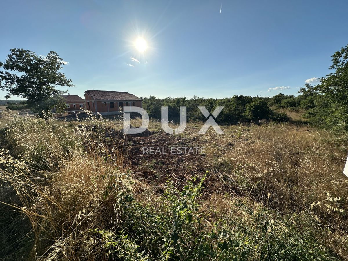 GALOVAC - Terreno edificabile 800 m² - Sgomberato - Vialetto d'accesso asfaltato!