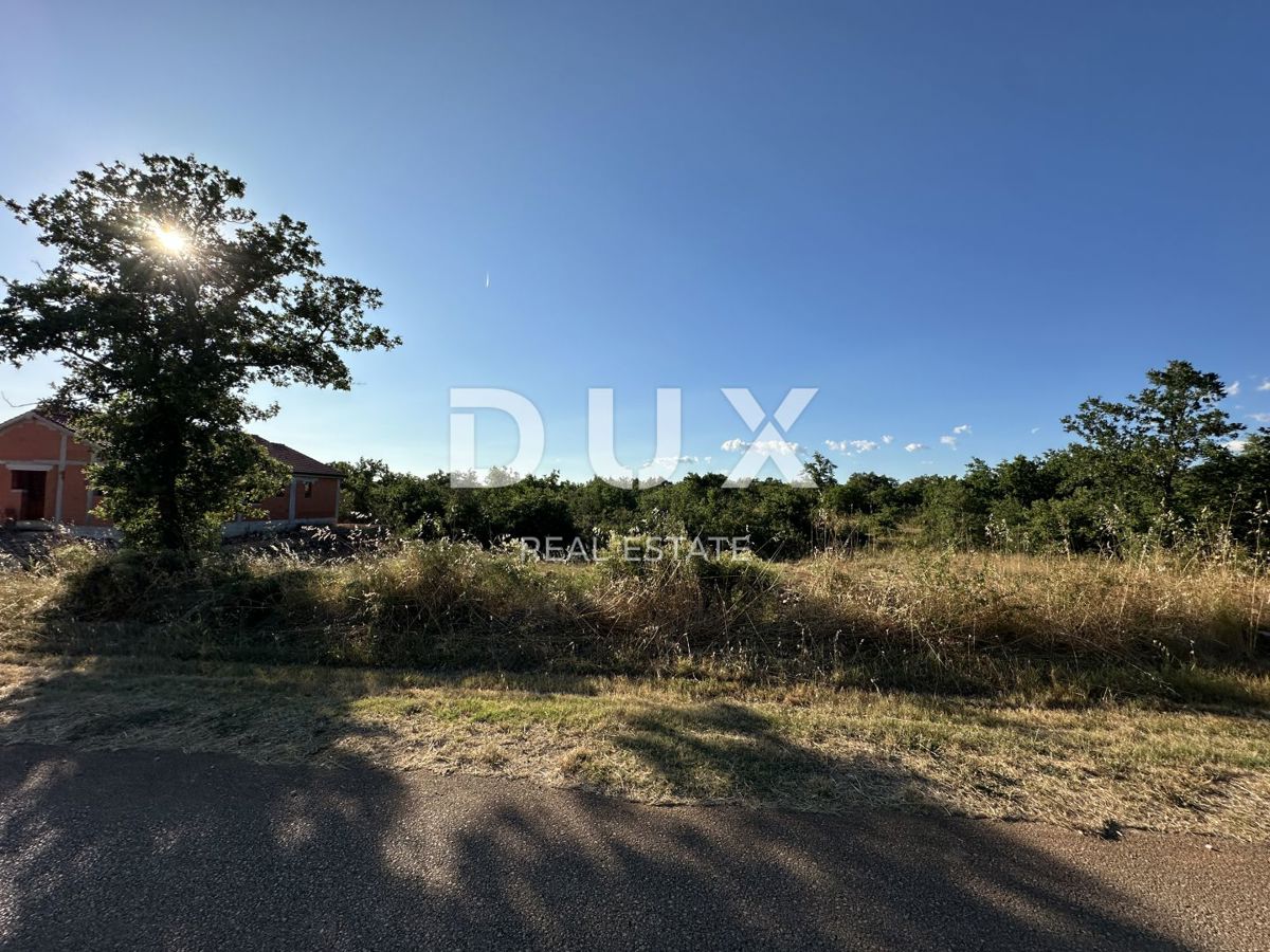 GALOVAC - Terreno edificabile 800 m² - Sgomberato - Vialetto d'accesso asfaltato!