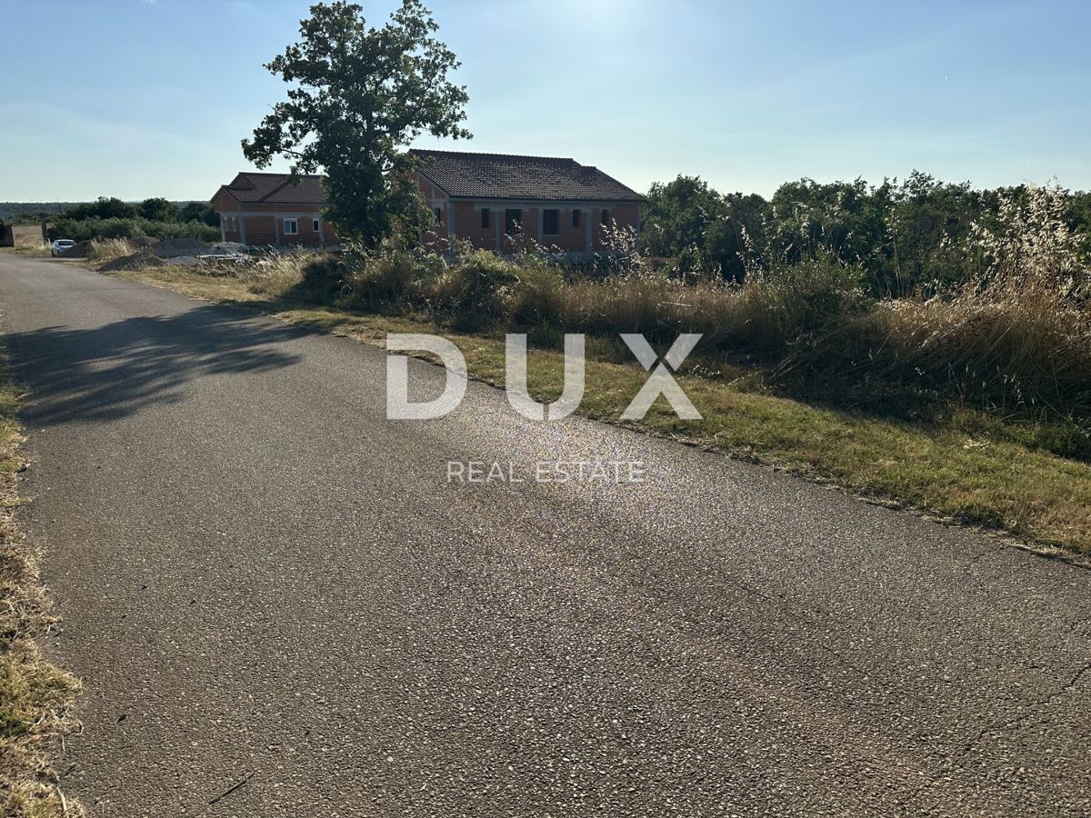 GALOVAC - Terreno edificabile 800 m² - Sgomberato - Vialetto d'accesso asfaltato!
