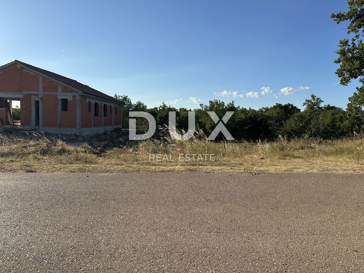 GALOVAC - Terreno edificabile 800 m² - Sgomberato - Vialetto d'accesso asfaltato!