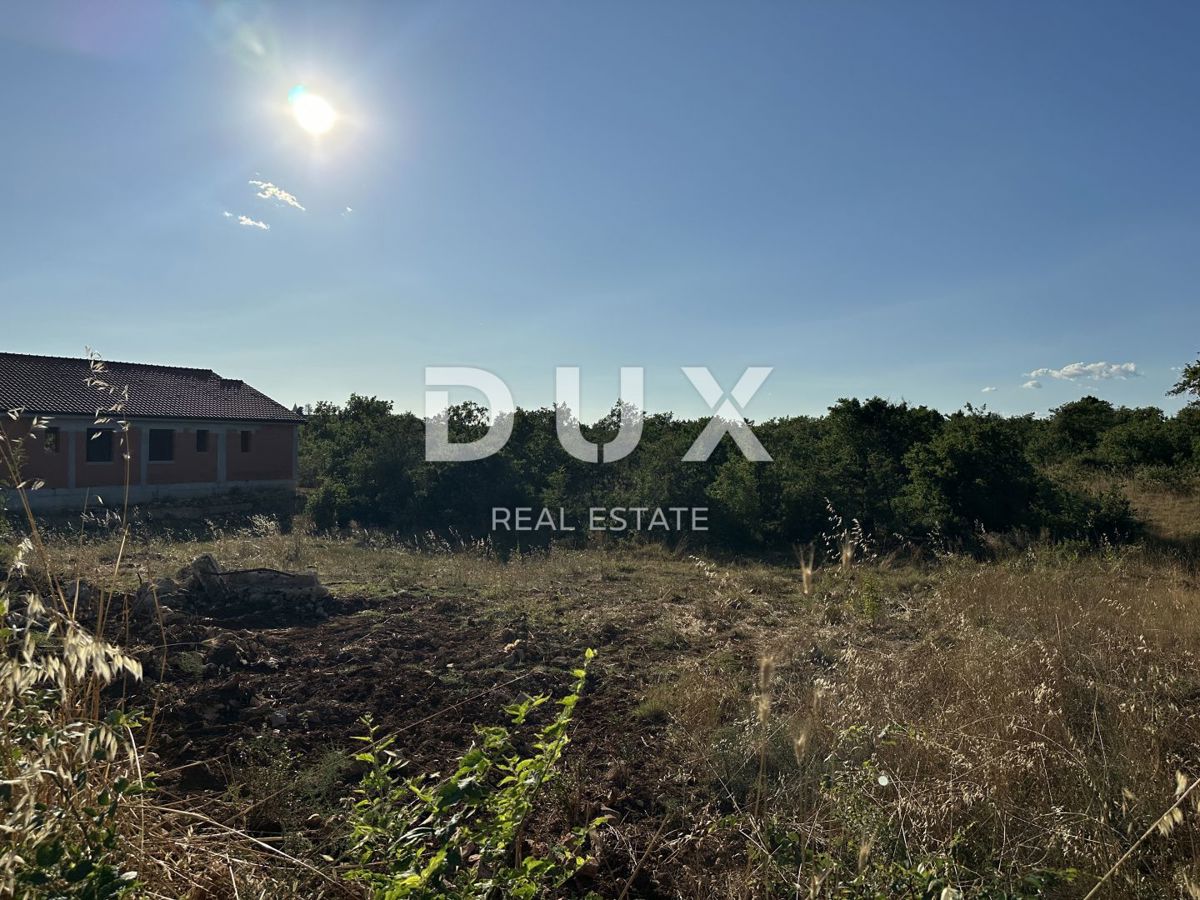 GALOVAC - Terreno edificabile 800 m² - Sgomberato - Vialetto d'accesso asfaltato!