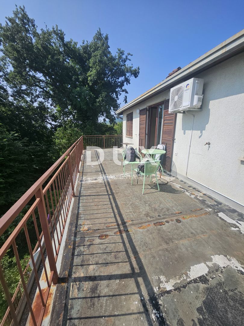 OPATIJA, IKA - appartamento 63m2, soggiorno + 1 camera da letto, 2° piano con vista mare e grande terrazza + giardino ca. 125m2