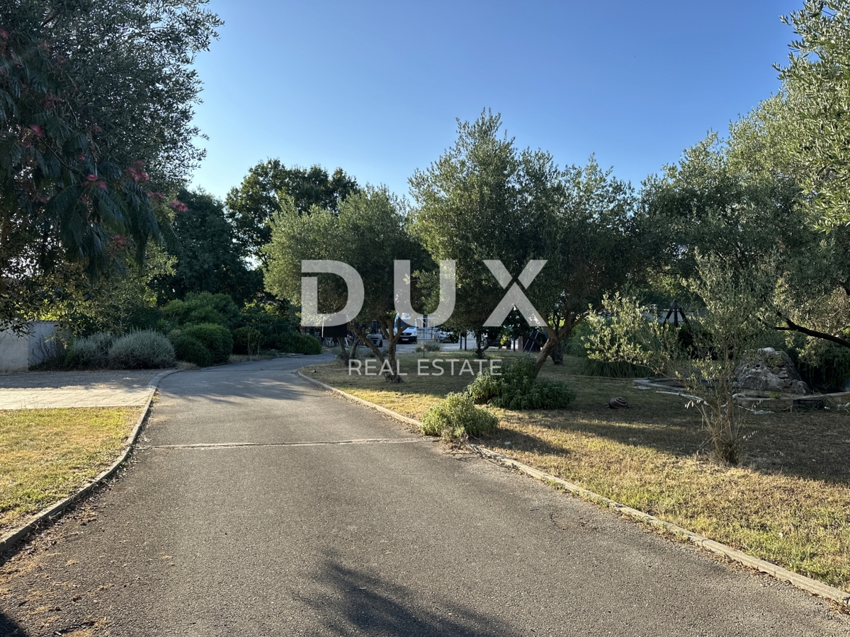 ZADAR, MURVICA - Casa su terreno edificabile 1680m² - Posizione ottimale!