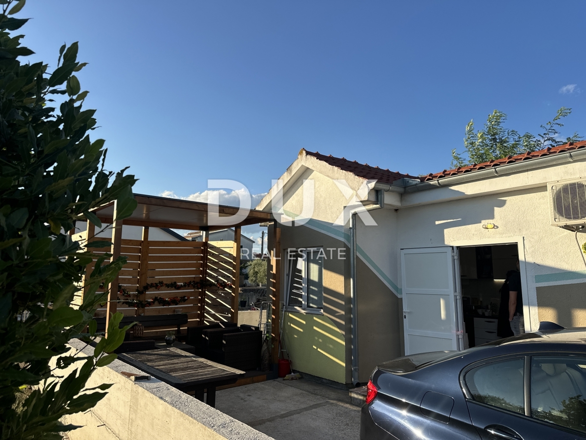 ZADAR, MURVICA - Casa su terreno edificabile 1680m² - Posizione ottimale!