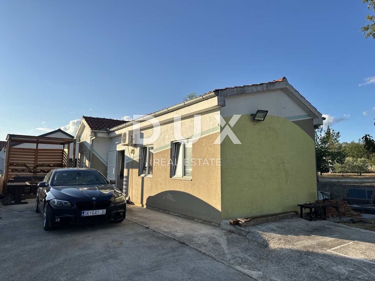 ZADAR, MURVICA - Casa su terreno edificabile 1680m² - Posizione ottimale!