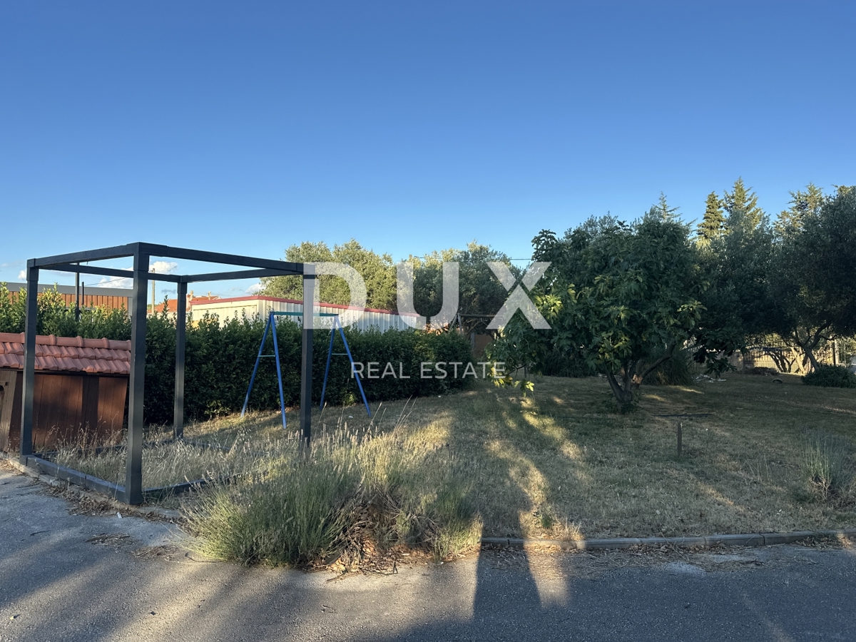 ZADAR, MURVICA - Casa su terreno edificabile 1680m² - Posizione ottimale!