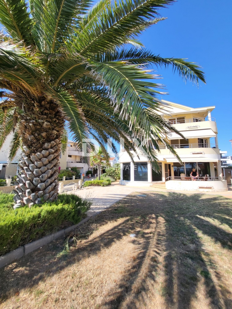 PRIVLAKA, ZARA - OCCASIONE ESCLUSIVA - Appartamento in prima fila sul mare!