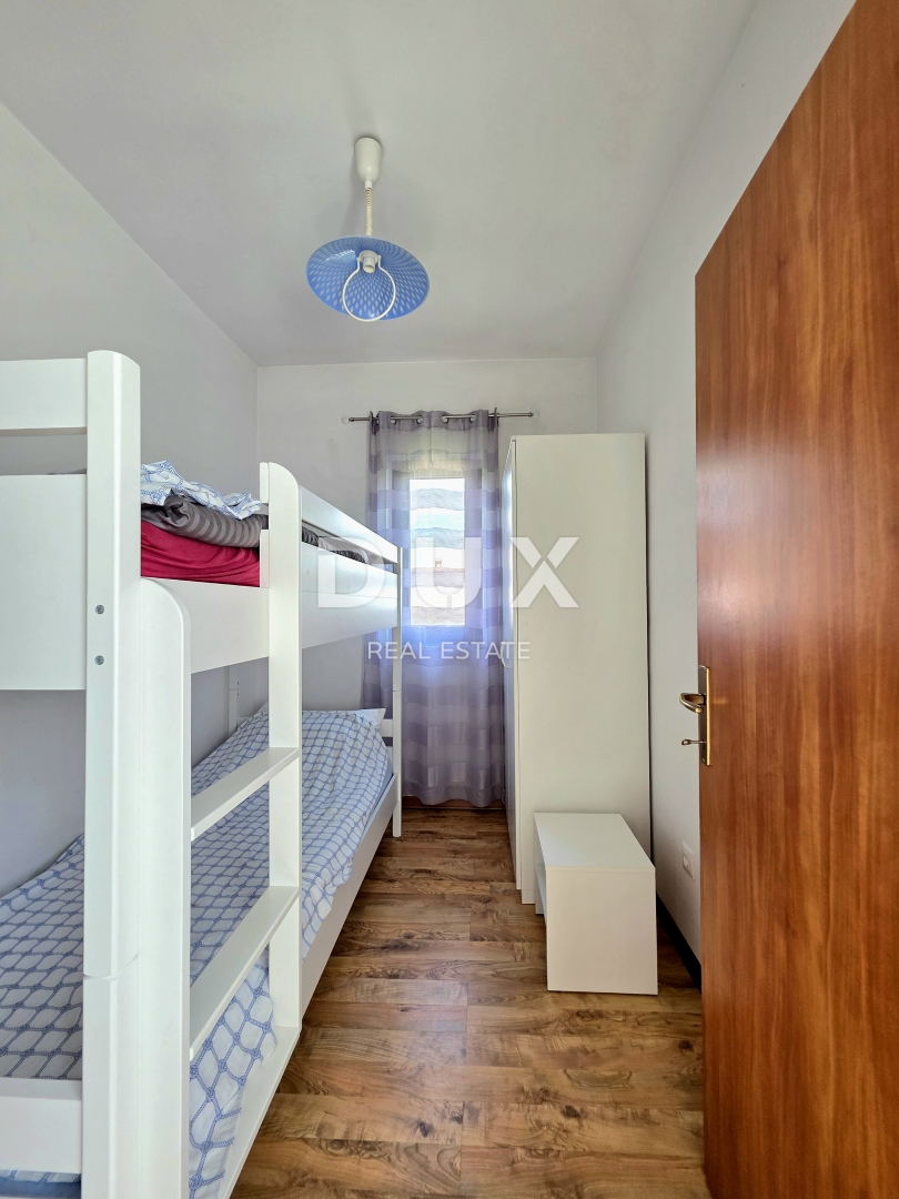 ISTRIA, PARENZO - Appartamento ristrutturato con 2 camere da letto e 2 bagni in una posizione attraente, a soli 600 metri da spiagge e passeggiate ben tenute