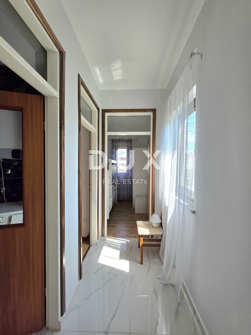 ISTRIA, PARENZO - Appartamento ristrutturato con 2 camere da letto e 2 bagni in una posizione attraente, a soli 600 metri da spiagge e passeggiate ben tenute